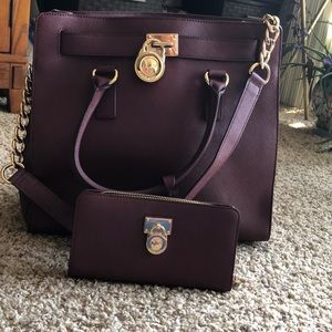 Micheal Kors purse and wallet set.